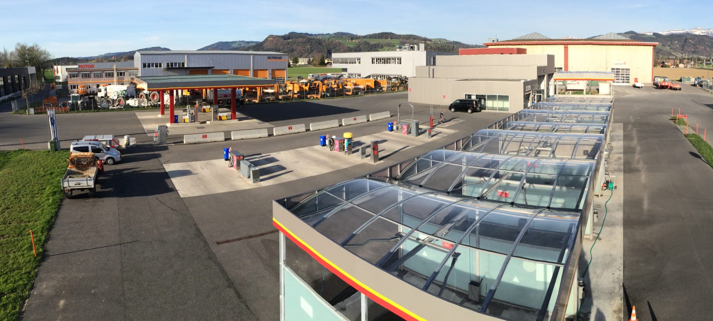 Grossanlage Uetendorf mit Tankstelle und SB-Waschboxen unter Glasdächern