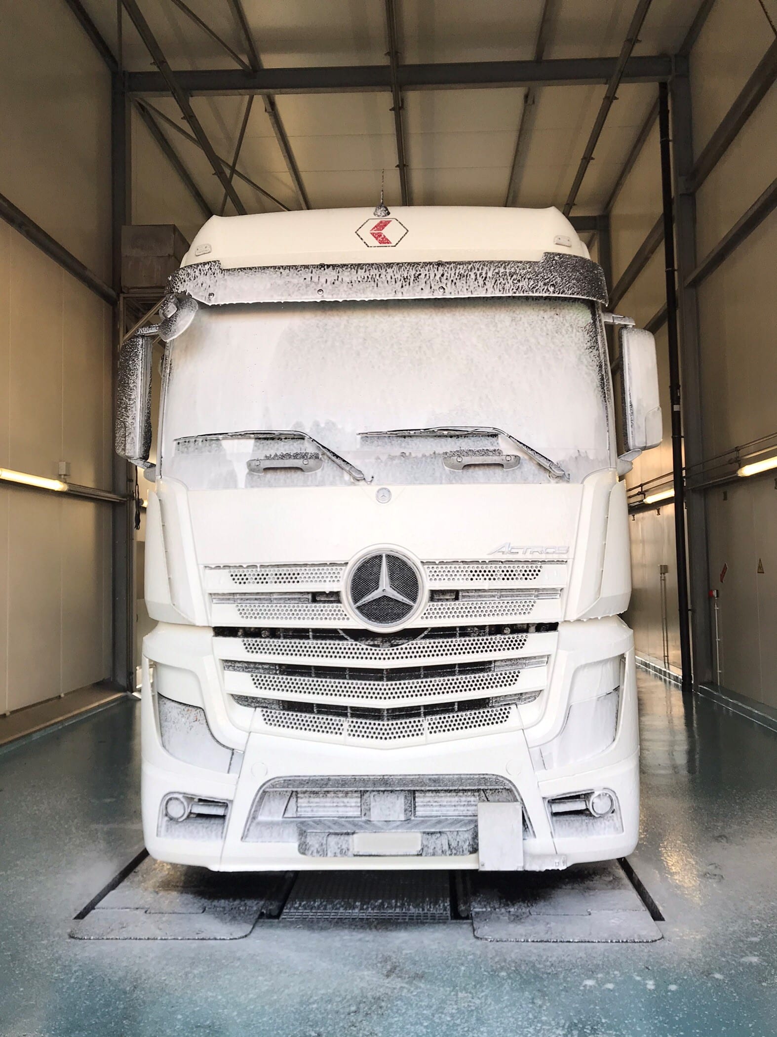 Lastwagen mit Aktiv-Schaum in der Waschanlage Uetendorf