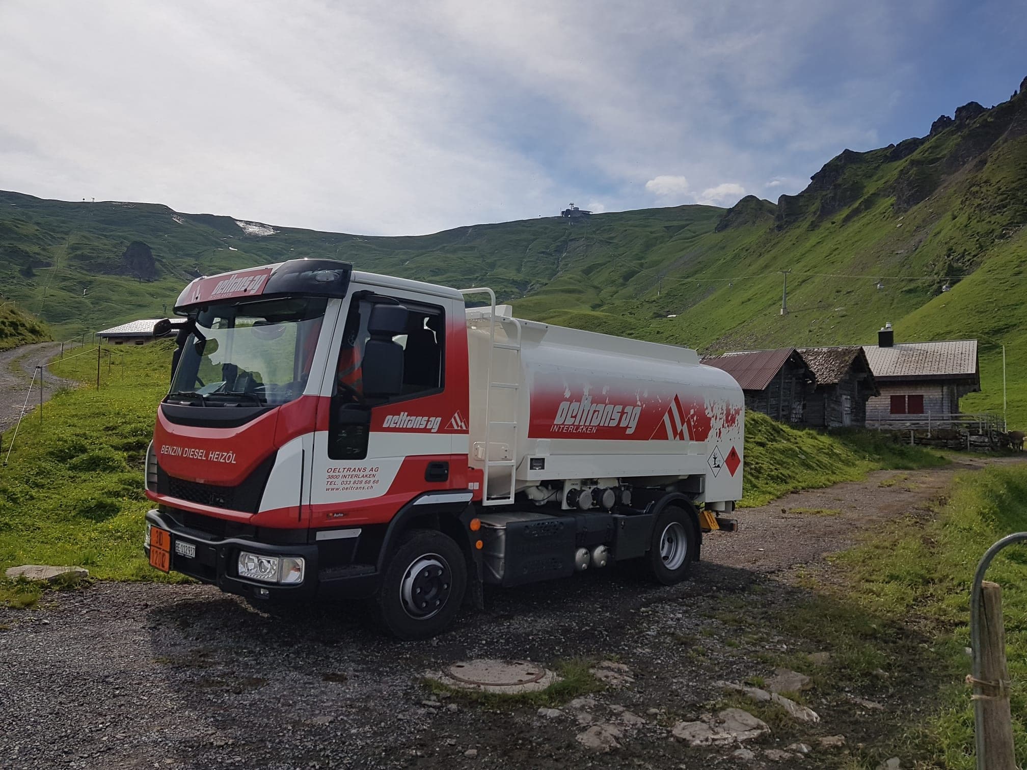 Kleiner oeltrans Tankwagen auf einer Alp