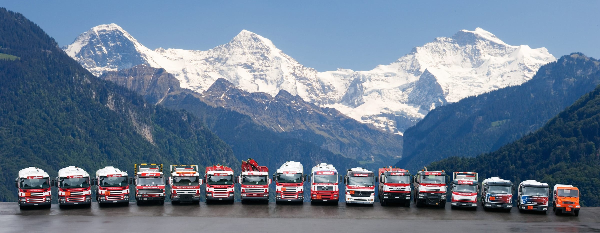 Die rot-weisse oeltrans Flotte in einer Reihe vor Eiger, Mönch und Jungfrau