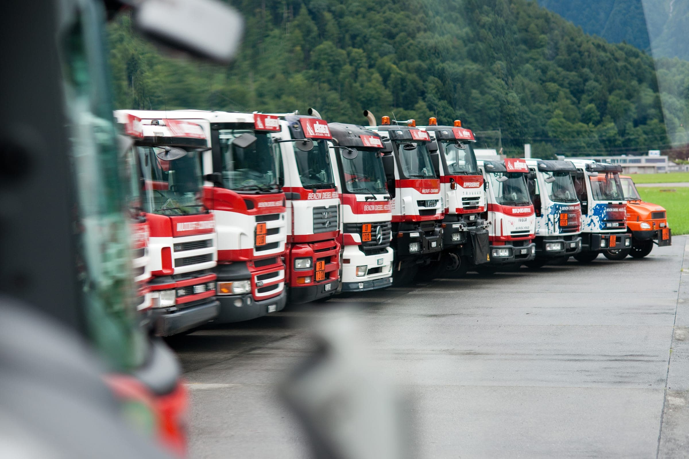 oeltrans Lastwagen schräg in einer Reihe aufgestellt