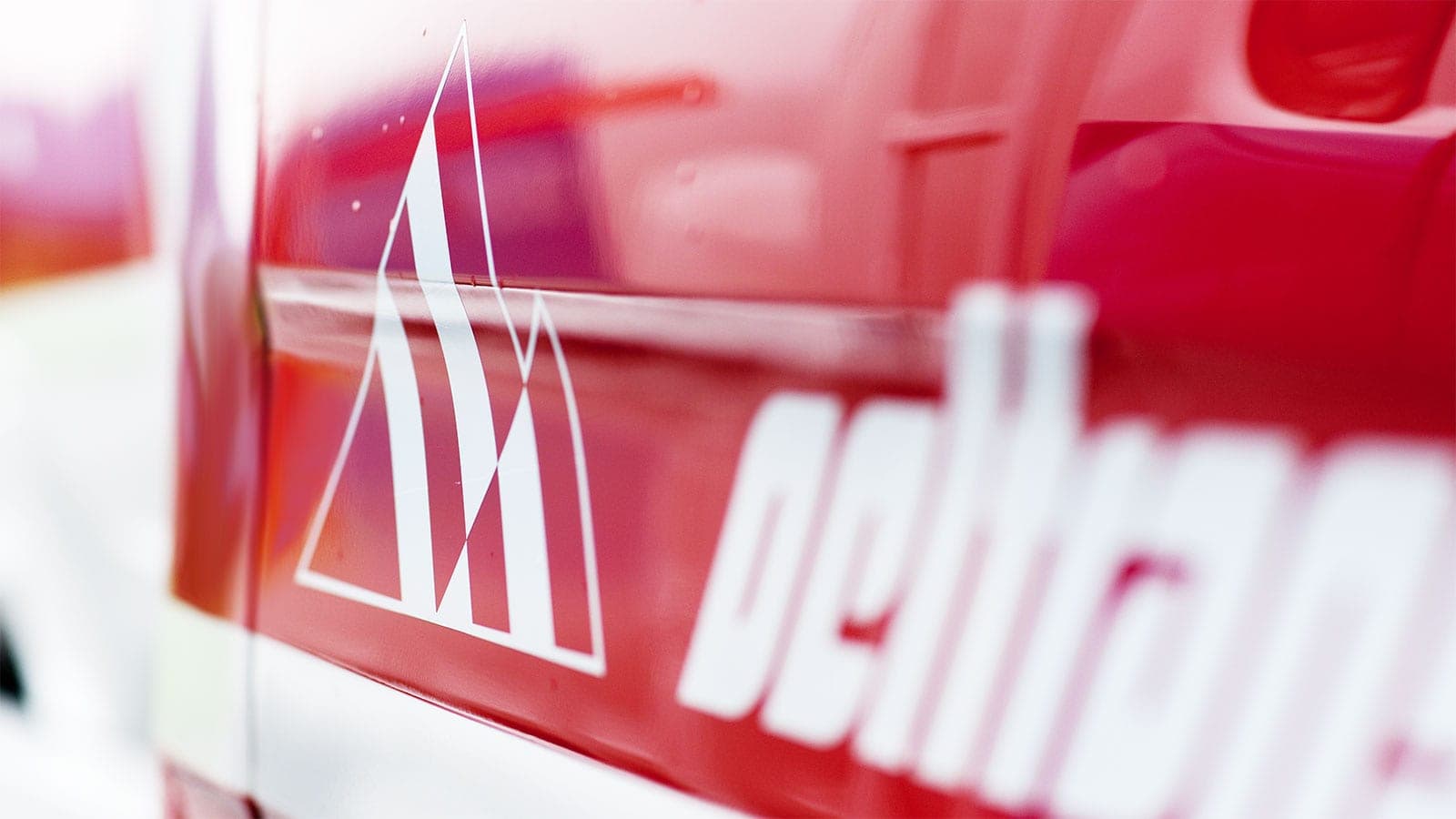 oeltrans Logo auf der roten Flanke eines Lastwagens