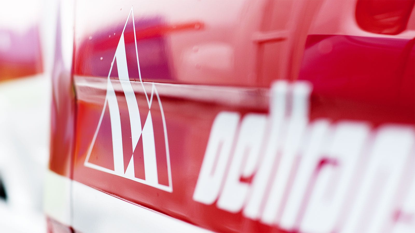 oeltrans Logo auf der roten Flanke eines Lastwagens