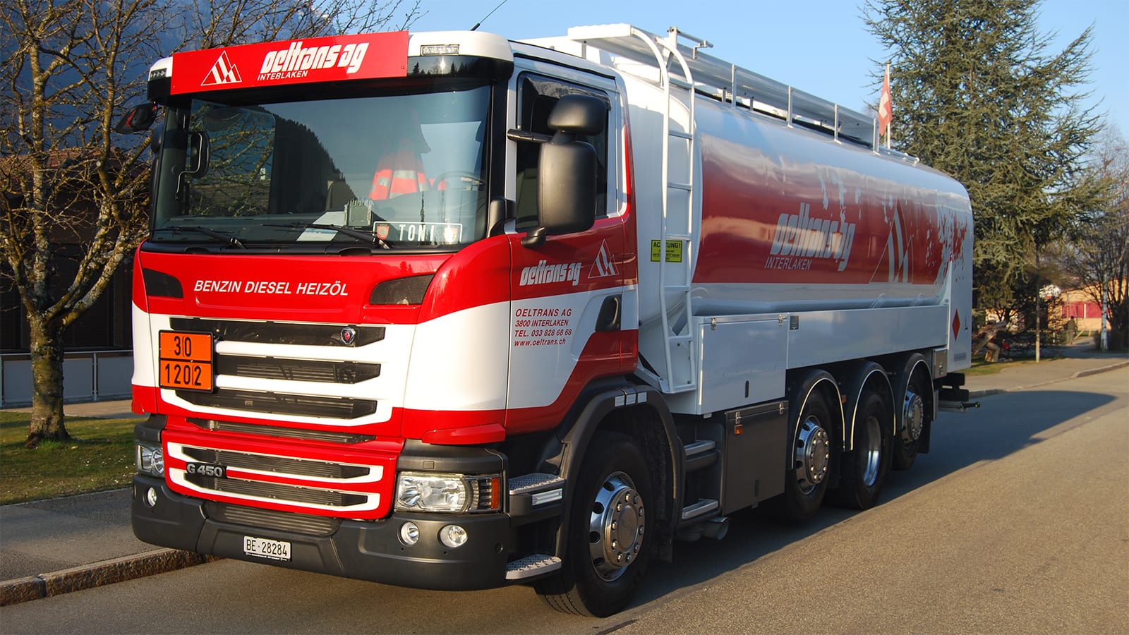 Roter Scania Tankwagen mit der Aufschrift Benzin, Diesel, Heizöl